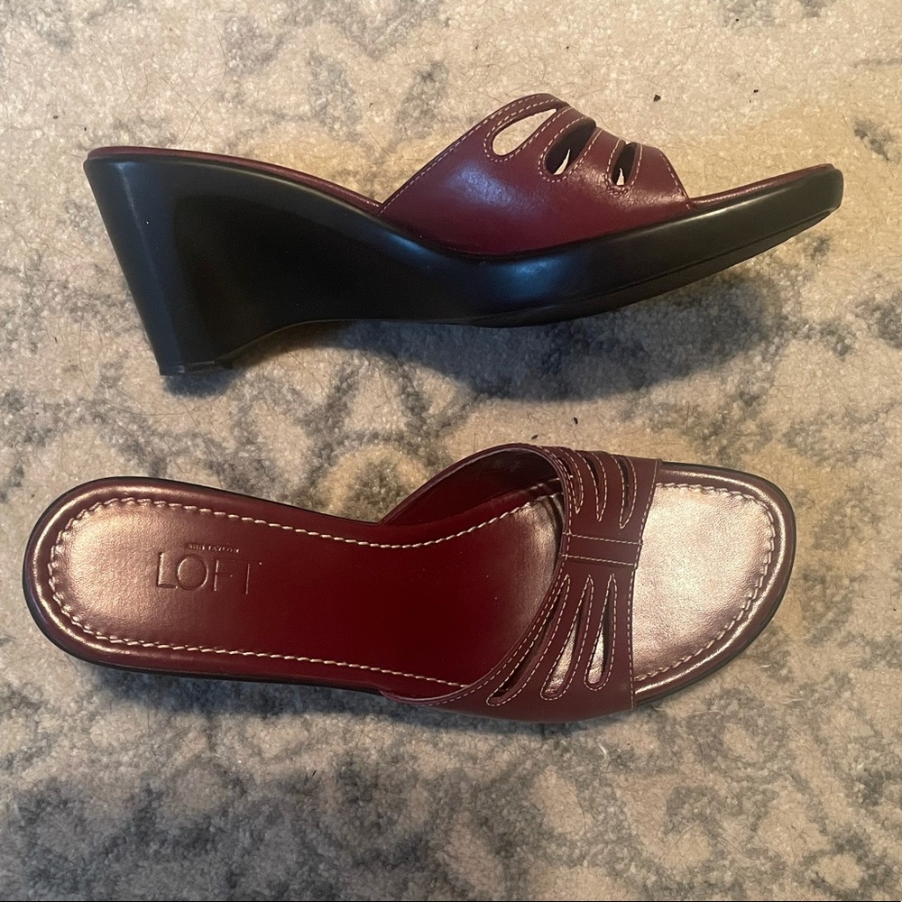 Red slides with wedge heel